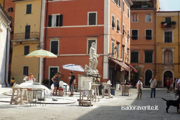 piazza duomo e fontana del nettuno