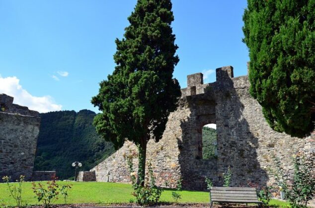 mura del castello di ameglia